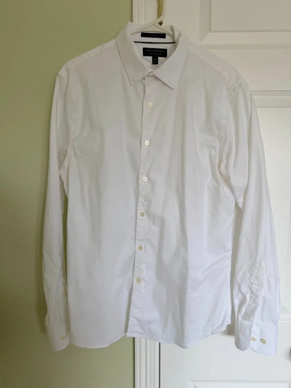 Banana Republic Men’s White Button-Up Dress Shirt | Size M